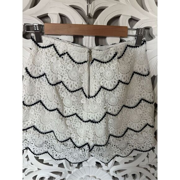 Bebe Scalloped Lace Shorts - Picture 6 of 12